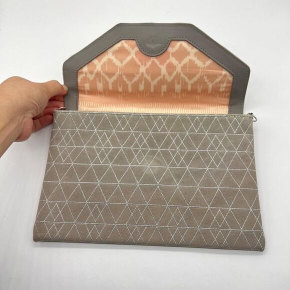 Stella & Dot Gray with Silver Geometric Print and Resin Crystal Clutch - Picture 3 of 7
